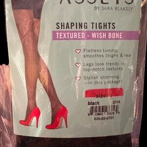 LOVE YOUR ASSETS BY SARA BLAKELY SHAPING TIGHTS TEXTURED-WISH BONE